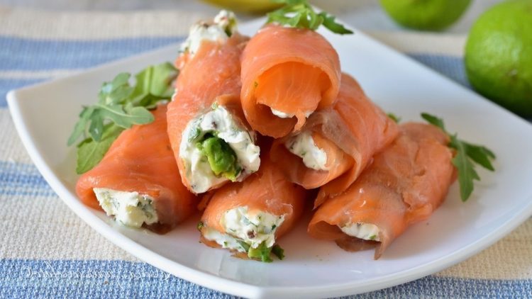 Rouleau de saumon et avocat