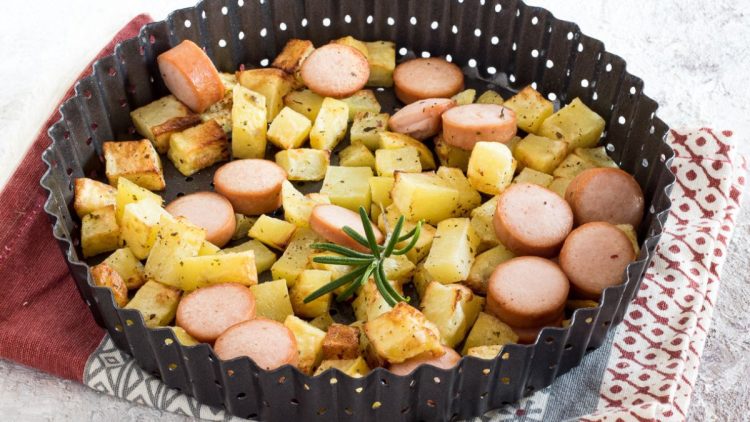 saucisses de Francfort et pommes de terre à la friteuse à air