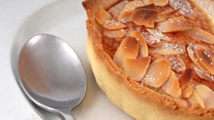 Tarte à la crème et amandes