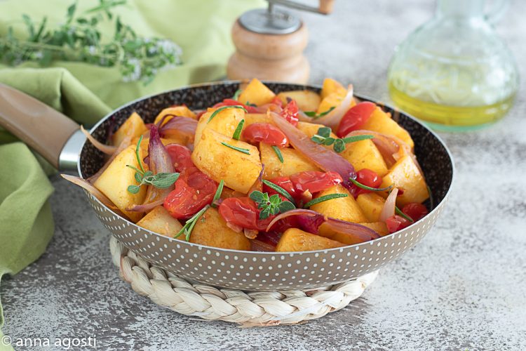 poêlée aux pommes de terre et aux tomates cerises