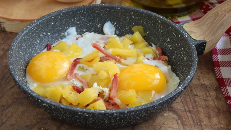 poêlée de pomme de terre au bacon et œufs