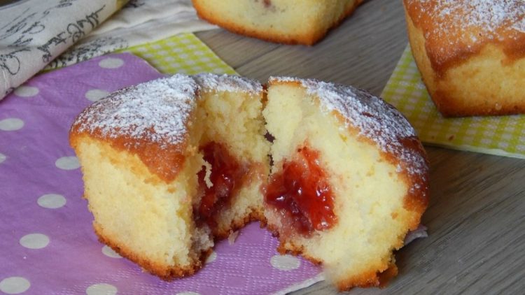 Muffins moelleux à la crème et confiture