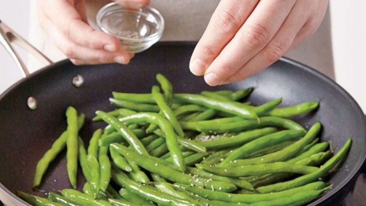 Poêlée haricots verts ail oignon