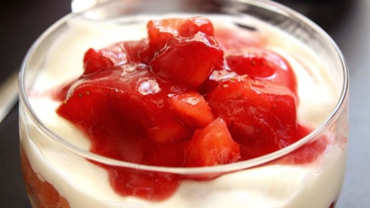 tiramisu aux fraises, crème de mascarpone et yaourt