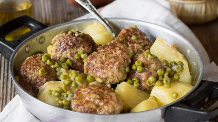 boulettes de viande aux pommes de terre et aux petits pois
