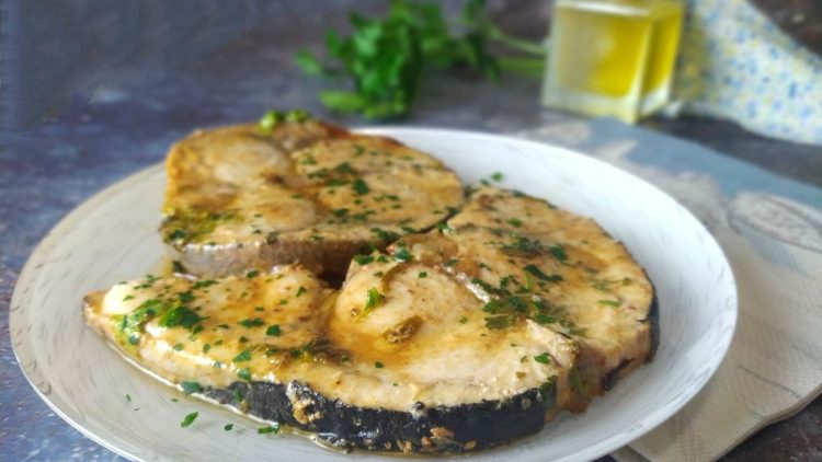 espadon grillé à la sauce salmoriglio
