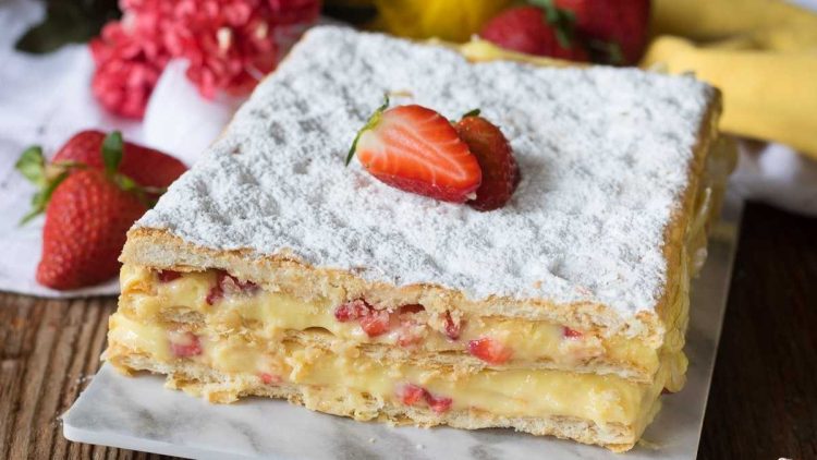 Millefeuille aux fraises et à la crème pâtissière au citron