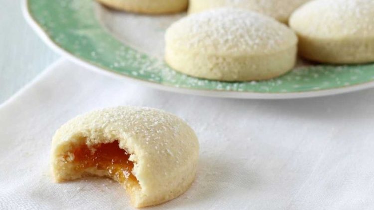 Biscuits fourrés à la confiture