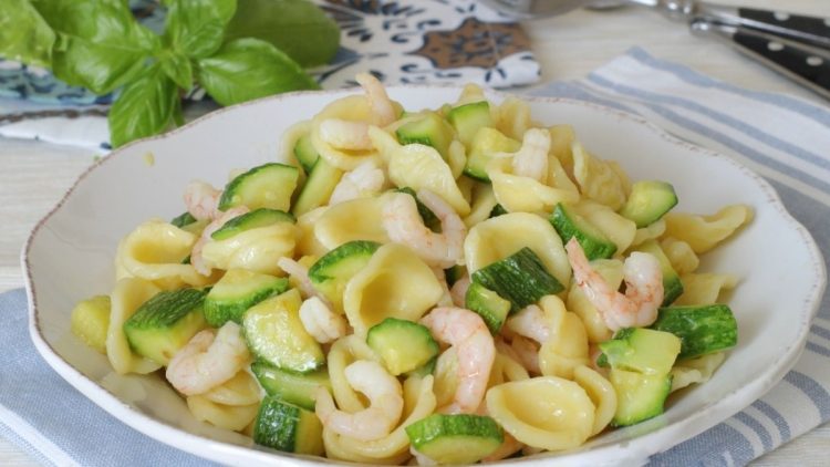salade de pâtes aux courgettes et aux crevettes
