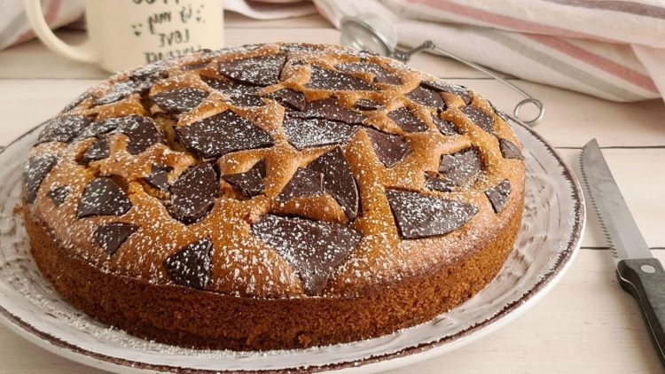 Gâteau aux noisettes et chocolat en morceaux