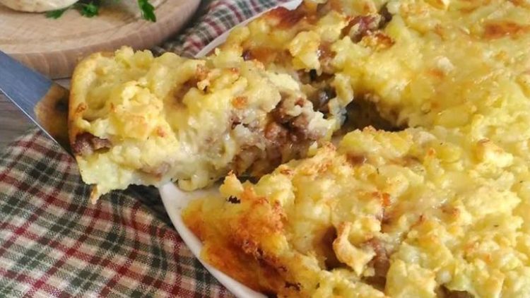 Gâteau de pommes de terre farci aux champignons et saucisse