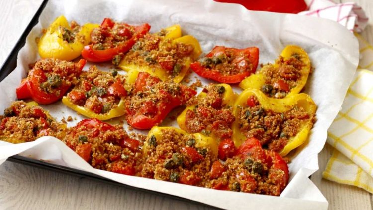 Poivrons gratinés au four avec tomates cerises
