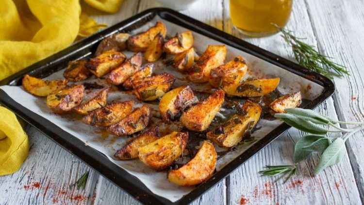 Pommes de terre nouvelles au four avec la peau