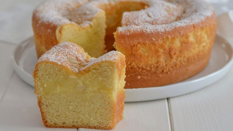 Gâteau à la crème pâtissière et pignons de pin