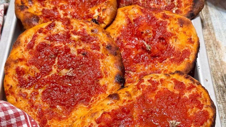 mini pizzas fines et croustillantes