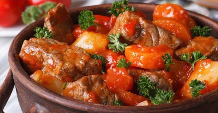 Ragoût de bœuf aux carottes dans une sauce tomate