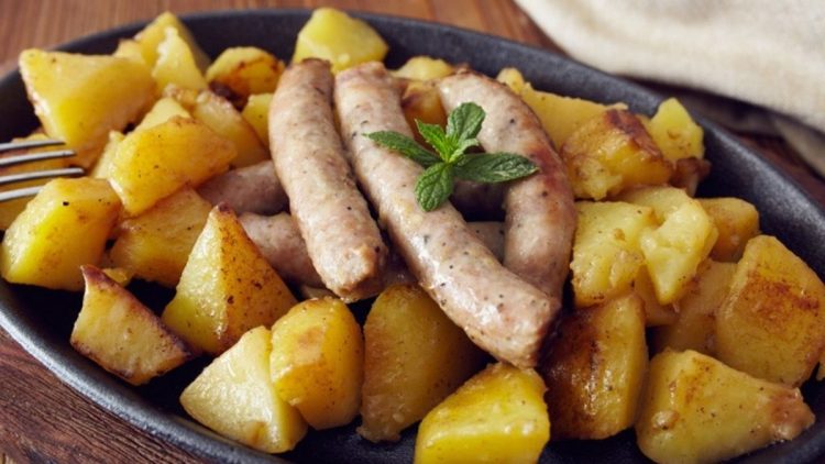 Saucisse et pommes de terre en papillote