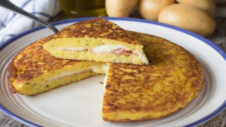 gâteau de pommes de terre à la poêle au jambon et fromage