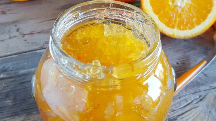 marmelade d'orange avec des morceaux d’écorce