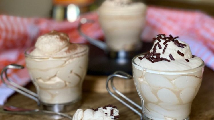 mousse au café et crème fouettée