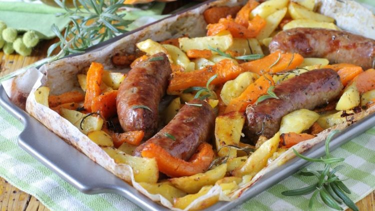 Pommes de terre potiron et saucisse au four