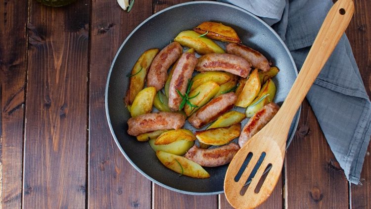 Saucisses et pommes de terre à la poêle