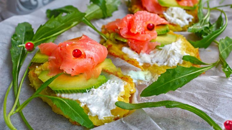 bruschettas de pommes de terre, saumon et avocat