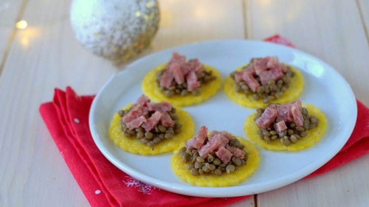 canapés de polenta aux lentilles et au cotechino