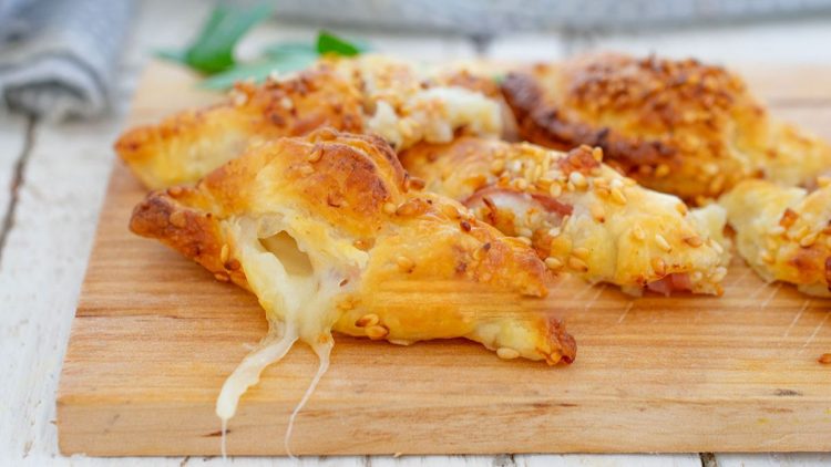 mini chaussons feuilletés au jambon et au fromage