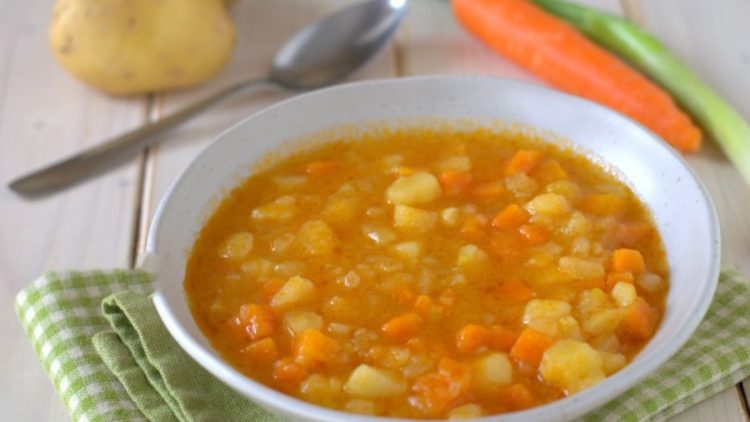 soupe de pommes de terre, carottes et poireaux