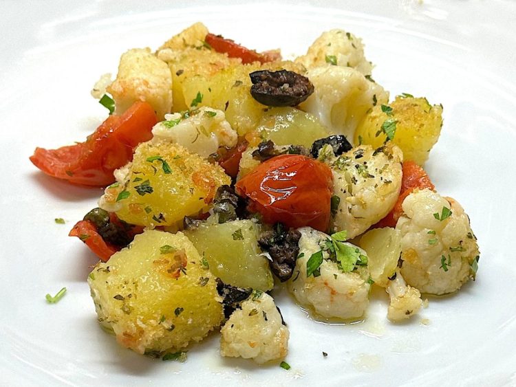 chou-fleur et pommes de terre à la méditerranéenne