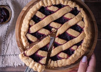 crostata à la confiture avec une pâte sablée végan aux amandes