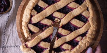 crostata à la confiture avec une pâte sablée végan aux amandes