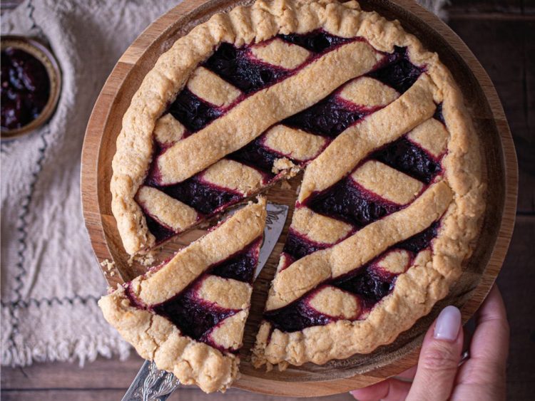 crostata à la confiture avec une pâte sablée végan aux amandes