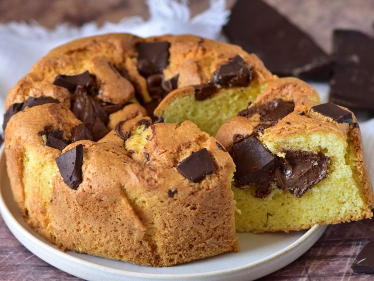 gâteau moelleux aux morceaux de chocolat