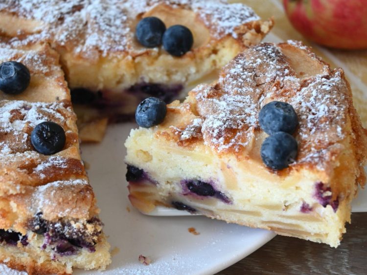 gâteau moelleux aux pommes et aux myrtilles