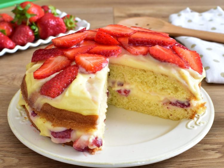gâteau génoise aux fraises et à la crème pâtissière